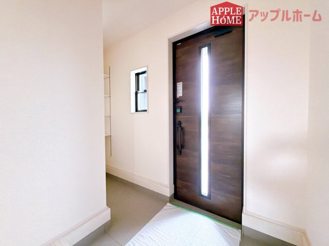 [新築住宅] 深谷市宿根 第3 全1棟の玄関|ご家族皆様の靴やお手入れ用品を収納できる収納棚を設置！お家に出会う人々を迎える玄関だからこそ、常に整理整頓しておきたいですね♪