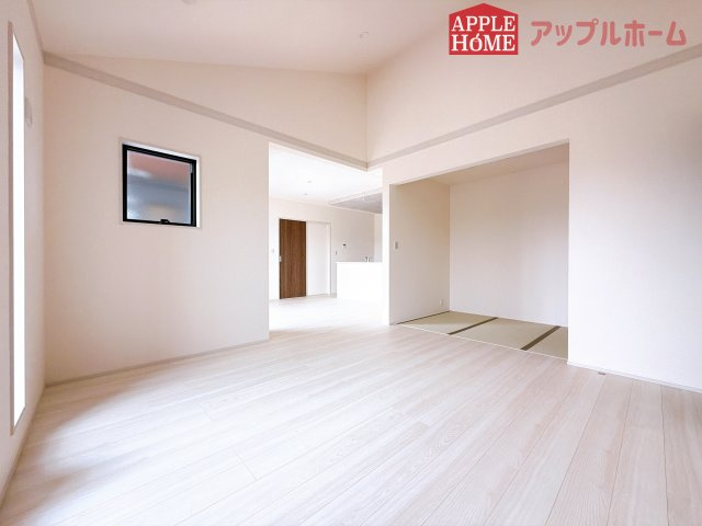 [新築住宅] 深谷市宿根 第3 全1棟の居間・リビング|広々リビング×対面キッチンで家族の会話も弾みます♪家族団らんの秘訣は間取りにあり☆夢のマイホームを一緒に叶えましょう！