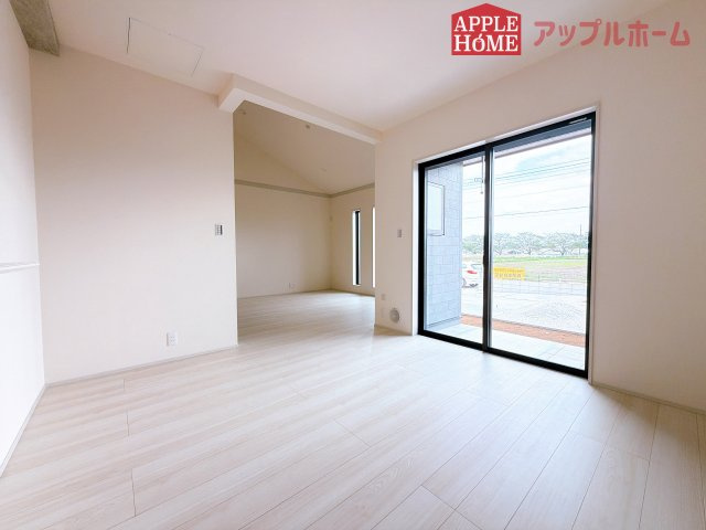 [新築住宅] 深谷市宿根 第3 全1棟の居間・リビング|窓から差し込む光で家族を温かく包み込みます。明るいリビングで子育てする喜びを☆いつでも見学可能です！