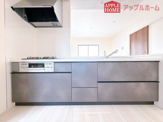 [新築住宅] 深谷市宿根 第3 全1棟のキッチン|キッチンの収納も充実☆食洗器完備で家事も楽々♪生活の質が向上すること間違いなしの充実設備です。