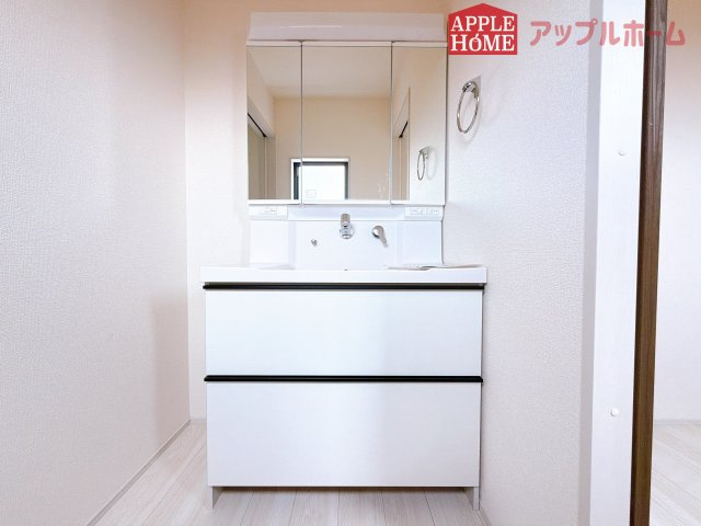 [新築住宅] 深谷市宿根 第3 全1棟の独立洗面台|三面鏡付きの洗面化粧台ですので、たっぷりと収納いただけます。白を基調とした清潔感のある快適空間です。毎日の身支度も気持ち良くお使い頂けます！！
