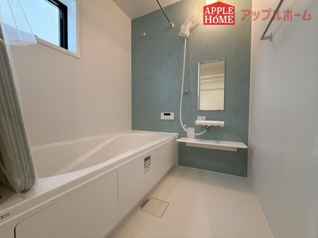 [新築住宅] 深谷市上柴町東 第3 全2棟の浴室|窓付きのバスルームは、採光もあり明るく気持ちの良い空間です。窓があることで、換気環境も良好。掃除もスムーズに出来ます