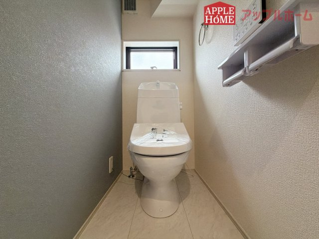 [新築住宅] 深谷市上柴町東 第3 全2棟のトイレ|白を基調とした清潔感のある明るい空間。温水洗浄便座付きで、毎日快適・清潔に使用できます。操作しやすい壁面リモコンを採用しています。