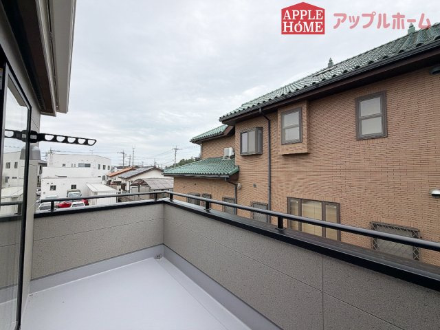 [新築住宅] 深谷市上柴町東 第3 全2棟のバルコニー|家族分の洗濯物もしっかり干せます。日当たりも良く、毎日のお洗濯が楽しくなりそう♪お布団は手軽に干せていつもポカポカに☆