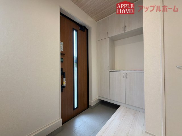 [新築住宅] 深谷市上柴町東 第3 全2棟の玄関|上下棚にたっぷり靴を収納できます。「ただいま」と玄関を開けた瞬間から、奥に広がる空間を明るい室内を感じられますね♪