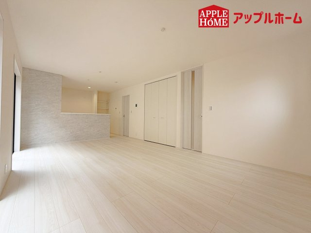 [新築住宅] 深谷市上柴町東 第3 全2棟の居間・リビング|広々リビング×対面キッチンで家族の会話も弾みます♪家族団らんの秘訣は間取りにあり☆夢のマイホームを一緒に叶えましょう！