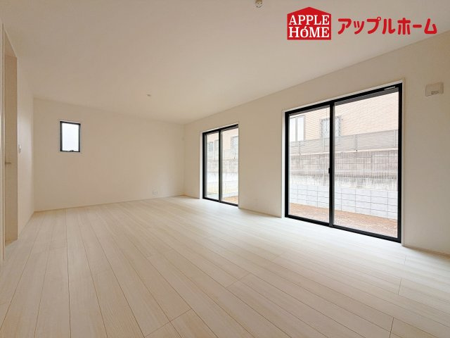 [新築住宅] 深谷市上柴町東 第3 全2棟の居間・リビング|窓から差し込む光で家族を温かく包み込みます。明るいリビングで子育てする喜びを☆いつでも見学可能です！