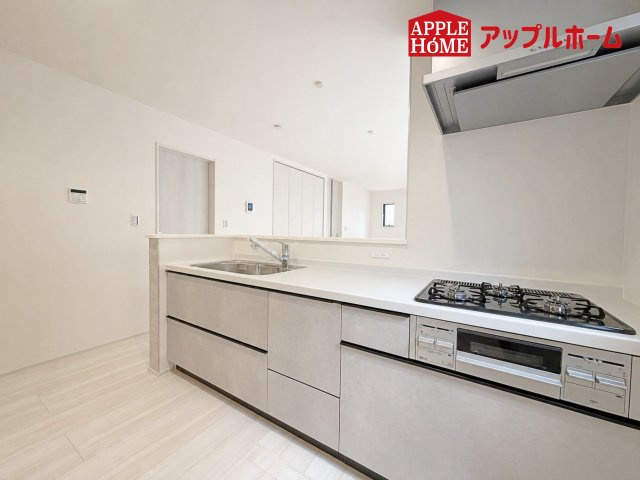 [新築住宅] 深谷市上柴町東 第3 全2棟のキッチン|キッチンから部屋中が見守れるので、小さなお子様がいるご家庭でも安心です。シンプル×ナチュラルな温かい空間は、どんなスタイルの家具も合わせやすいお部屋です。
