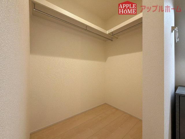 [新築住宅] 深谷市上柴町東 第3 全2棟の収納|お洋服を大切にされる方に大変喜ばれる、ウォークインクローゼット。お洋服以外にも掃除機やスーツケースなどを一箇所に集約できるのは魅力ですね！扉が一箇所ですので、お部屋の見た目にもスッキリ！