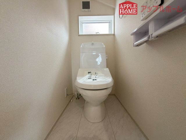[新築住宅] 深谷市上柴町東 第3 全2棟のトイレ|白を基調とした清潔感のある明るい空間。温水洗浄便座付きで、毎日快適・清潔に使用できます。操作しやすい壁面リモコンを採用しています。