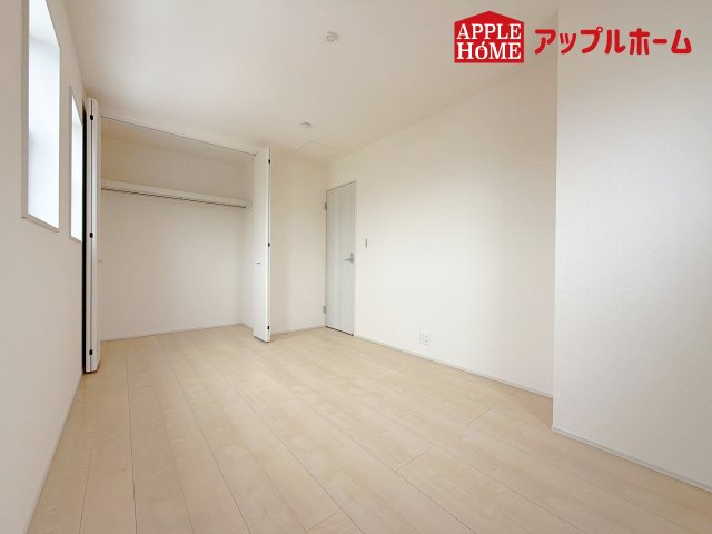 [新築住宅] 深谷市上柴町東 第3 全2棟の洋室|２階居室は全室収納あり！たっぷりある収納活用でお部屋もキレイを保てます♪