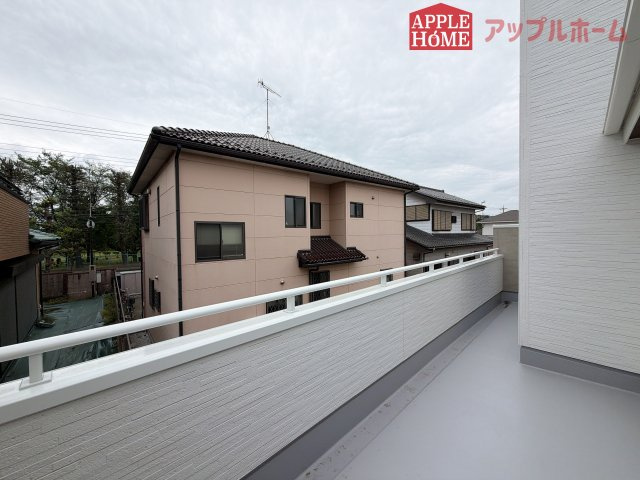 [新築住宅] 深谷市上柴町東 第3 全2棟のバルコニー|家族分の洗濯物もしっかり干せます。日当たりも良く、毎日のお洗濯が楽しくなりそう♪お布団は手軽に干せていつもポカポカに☆