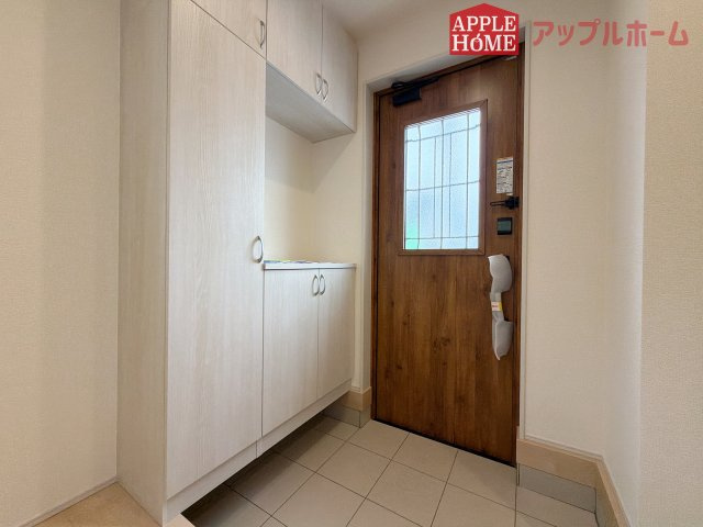 [新築住宅] 深谷市上柴町東 第3 全2棟の玄関|上下棚にたっぷり靴を収納できます。「ただいま」と玄関を開けた瞬間から、奥に広がる空間を明るい室内を感じられますね♪