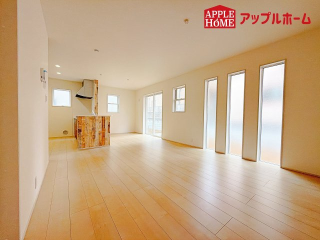 [新築住宅] 深谷市上柴町東 第3 全2棟の居間・リビング|窓から差し込む光で家族を温かく包み込みます。明るいリビングで子育てする喜びを☆いつでも見学可能です！