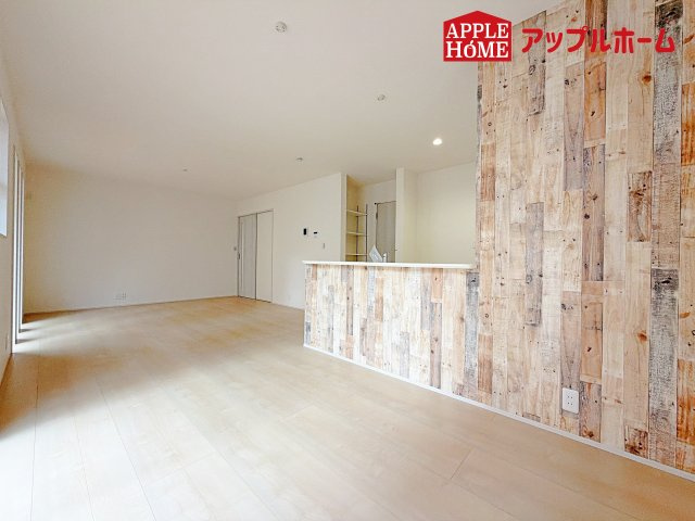 [新築住宅] 深谷市上柴町東 第3 全2棟の居間・リビング|広々リビング×対面キッチンで家族の会話も弾みます♪家族団らんの秘訣は間取りにあり☆夢のマイホームを一緒に叶えましょう！