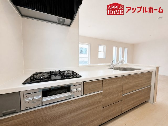 [新築住宅] 深谷市上柴町東 第3 全2棟のキッチン|キッチンから部屋中が見守れるので、小さなお子様がいるご家庭でも安心です。シンプル×ナチュラルな温かい空間は、どんなスタイルの家具も合わせやすいお部屋です。
