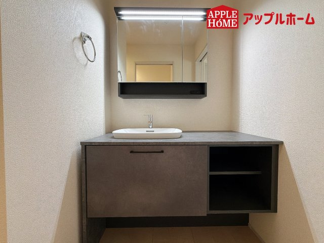[新築住宅] 深谷市上柴町東 第3 全2棟の独立洗面台|暮らしを快適にする洗面化粧台。収納力と機能性に優れた使いやすい設備で、忙しい朝の身支度もスムーズに♪