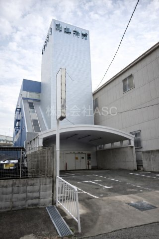 1棟貸しビル＋タワー駐車場の外観