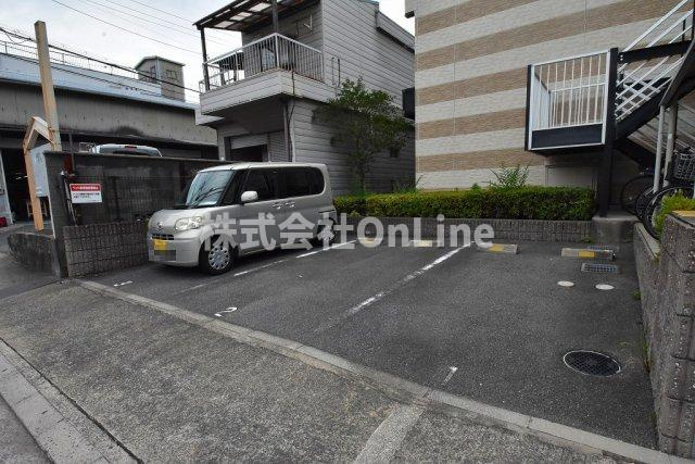 レオパレスリーザ美園の駐車場