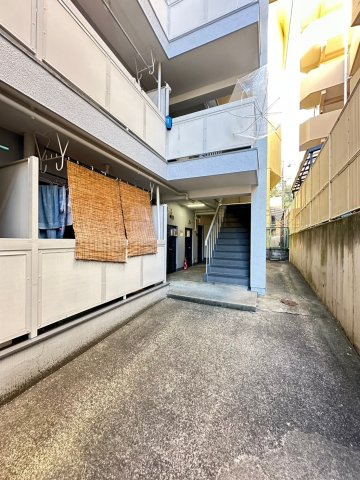 長野コーポB棟のエントランス