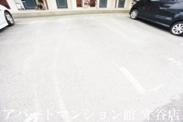 ラフォーレナミキの駐車場