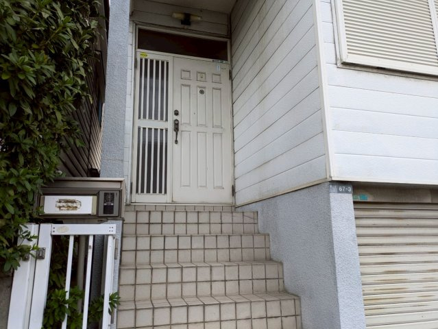 交野市郡津5丁目戸建ての玄関