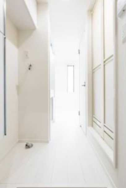 ロンジェスマン三宿　ネット0　敷金礼金0　築浅の玄関