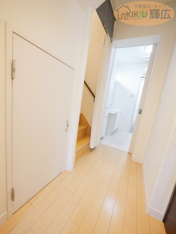 姫路市大塩町汐咲 中古戸建のその他|階段下を活用した便利な収納スペース付き。日用品や掃除道具、季節物の保管にちょうど良く、生活感をすっきり隠せます。限られた空間を無駄なく使える、嬉しいポイントです。