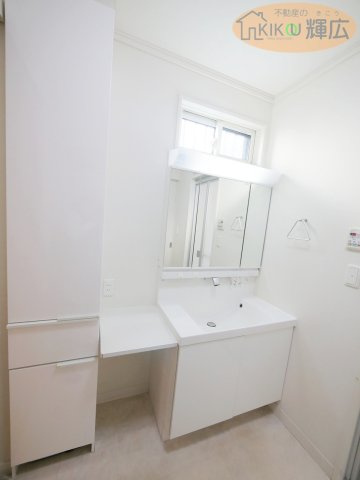 【独立洗面台】 | 姫路市大塩町汐咲 中古戸建 | 使い勝手の良い洗面化粧台です。鏡裏収納や下部収納が充実しており、スキンケア用品や日用品をまとめて整理できます。忙しい朝もスムーズに準備できる、機能性の高い設備です。