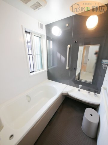 【浴室】 | 姫路市大塩町汐咲 中古戸建 | スタイリッシュな茶系カラーの一面パネルが印象的なユニットバス。浴室乾燥機を完備しており、衣類乾燥・換気・暖房など多機能で一年中快適に使えます。日々の家事をサポートする頼れる設備です。