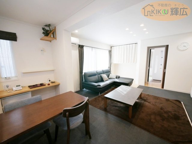 【居間・リビング】 | 姫路市大塩町汐咲 中古戸建 | 16帖の広々としたLDKは、対面キッチンからリビングまでフラットに繋がる設計。ダイニングスペースとくつろぎのリビングをしっかり分けることができ、メリハリのある生活が送れます。