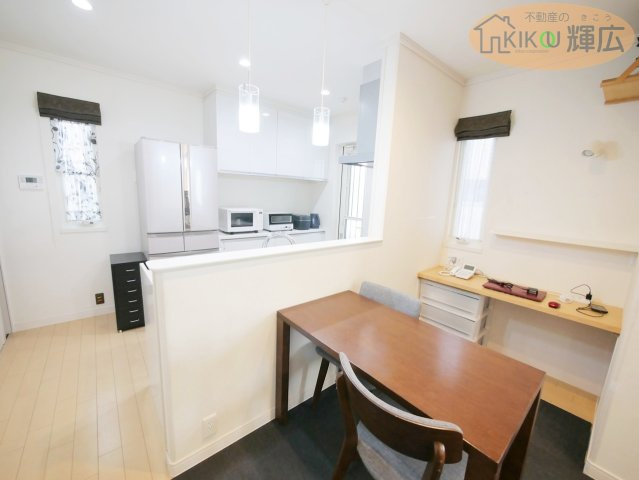 【設備】 | 姫路市大塩町汐咲 中古戸建 | キッチンのすぐ横には、便利なワークカウンターを設置。お子様の「リビング学習」を見守りながらお料理をしたり、在宅ワークや趣味のスペースとしても最適です。