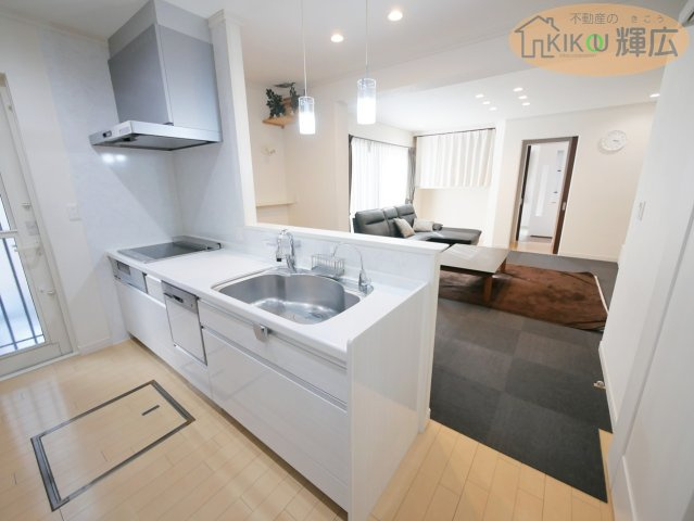 姫路市大塩町汐咲 中古戸建のキッチン|白で統一された清潔感あふれるキッチンには、忙しい毎日の強い味方「食器洗い乾燥機」を完備。火を使わず安心・お手入れも簡単な「IHクッキングヒーター」を採用したオール電化仕様です。