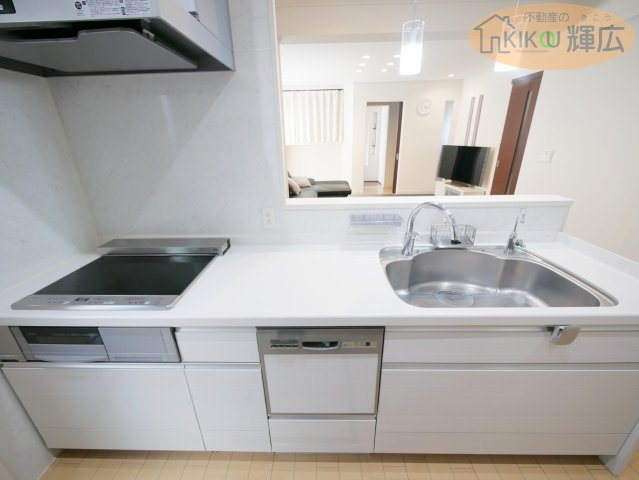 【キッチン】 | 姫路市大塩町汐咲 中古戸建 | 16帖の広々LDKを見渡せる対面式なので、お料理中もご家族との会話を楽しみながら、効率よく家事をこなせます。