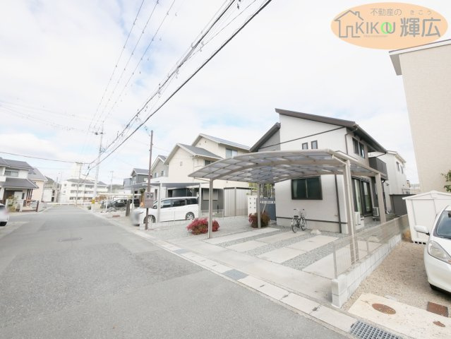 【外観】 | 姫路市大塩町汐咲 中古戸建 | 土地面積約60.5坪、建物約34坪の築12年の中古戸建です。セキスイハイム施工の中古住宅でソーラーパネル4.15kw設置しております。外壁はタイル貼りです。