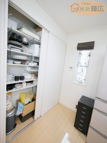 【その他】 | 姫路市大塩町汐咲 中古戸建 | キッチンには天井までたっぷり使える大容量のパントリーを設置。散らかりがちな食器類や調理器具までまとめて収納できるため、キッチン周りを常に美しく保てます。扉を閉めれば生活感をサッと隠せるのも嬉しいですね