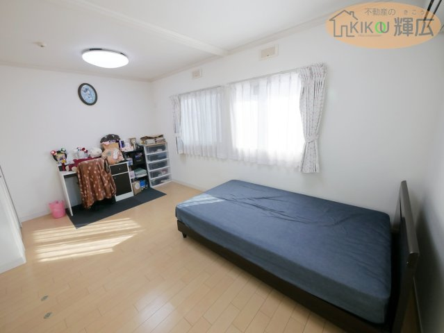 【洋室】 | 姫路市大塩町汐咲 中古戸建 | 明るい光が差し込む大きな洋室は、将来的に中央で間仕切り、2つの個室として使用可能な設計です。お子様が小さいうちは家族全員の広々とした寝室やプレイルームとして、成長に合わせてご使用頂けます