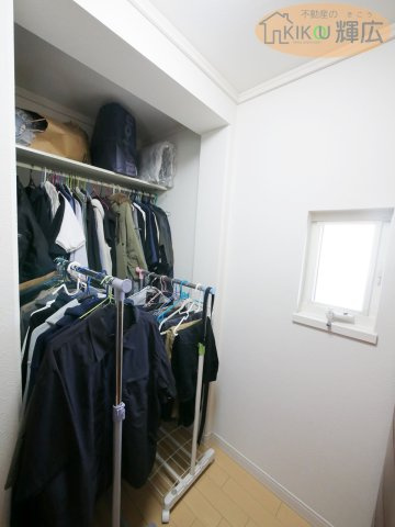 姫路市大塩町汐咲 中古戸建のその他|廊下には、あえて扉を設けずアクセスを優先したオープンタイプの収納スペースを完備。掃除機や日用品のストックなど、毎日使うものをワンアクションで取り出せるため、家事の時短に繋がります。