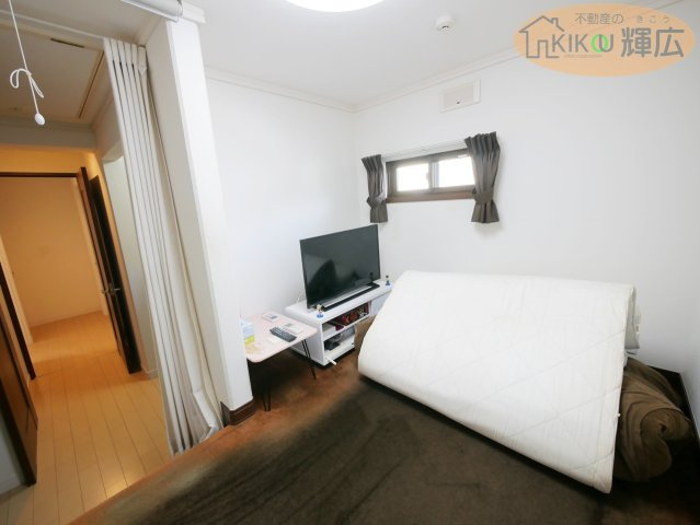 【その他】 | 姫路市大塩町汐咲 中古戸建 | 2階ホールから繋がる小上がりは家族のライフスタイルに合わせて多彩に活用可能
現在はアコーディオンカーテンを設置しており閉めれば落ち着く「個室」開ければ開放的な「フリースペース」として利用頂けます