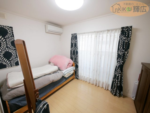 【洋室】 | 姫路市大塩町汐咲 中古戸建 | 大きな窓からたっぷりの採光が届く、明るく爽やかな5.2帖の洋室です。ベッドやチェストを置いてもゆとりがあり、一人ひとりのプライバシーをしっかり確保できる広さを備えています。