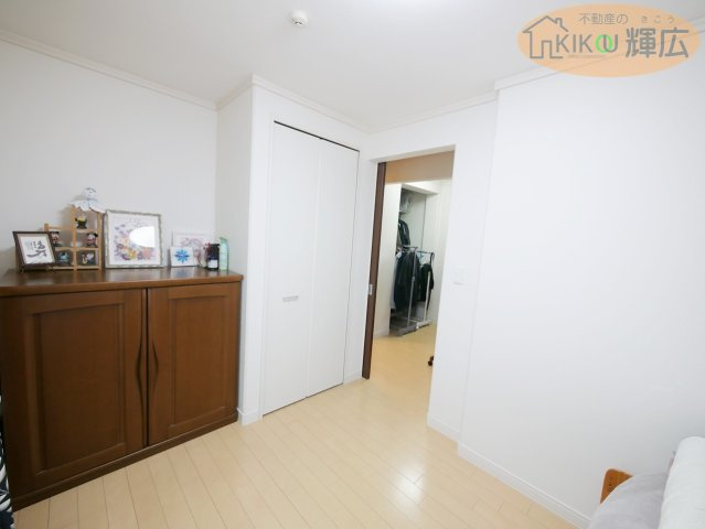 【洋室】 | 姫路市大塩町汐咲 中古戸建 | バルコニーに面した大きな開口部が魅力の5.2帖洋室。毎朝気持ちの良い日差しで目覚めることができ、お部屋の換気もスムーズに行えます。