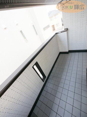 姫路市大塩町汐咲 中古戸建のバルコニー|光と風が通り抜ける、開放感たっぷりのバルコニーです。足元は高級感のあるタイル敷きで仕上げられており、お手入れがしやすく、見た目も非常にスタイリッシュ。