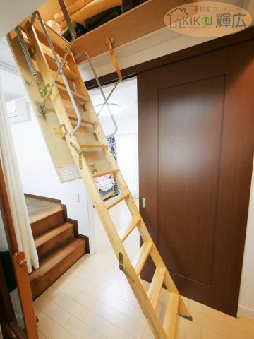 姫路市大塩町汐咲 中古戸建の内装|必要な時だけハシゴを下ろして使える格納式ハシゴの屋根裏収納です。廊下のスペースを有効活用しており、使わない時は天井にスッキリ収まるため、2階の動線を邪魔しません