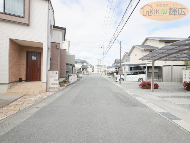 姫路市大塩町汐咲 中古戸建の前面道路含む現地写真|前面道路の幅員は約5.9メートルございますので、お車の運転が苦手な方でも安心です。
