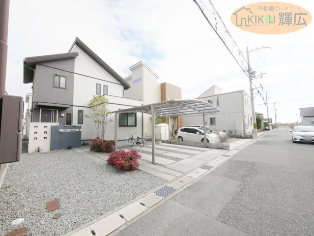 姫路市大塩町汐咲 中古戸建の外観|落ち着いた茶系と上品なアイボリーのツートンカラー外観。
温かみと高級感を兼ね備えたデザインが印象的です。
建物面積はゆとりの約34坪。現地でご覧いただくと、数字以上の広がりと存在感を感じていただけます