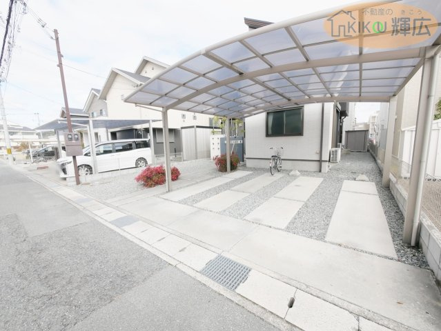【駐車場】 | 姫路市大塩町汐咲 中古戸建 | カーポート付駐車場は並列3台駐車可能。
ご夫婦それぞれのお車はもちろん、来客用のお車もゆったり駐車できます。広々としたスペースで、日々の駐車もストレスなく行えます。