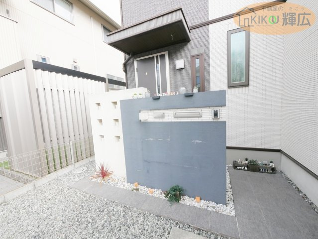 姫路市大塩町汐咲 中古戸建の玄関|プライバシー性にも配慮された設計で、道路からの視線をやわらかく遮ります。