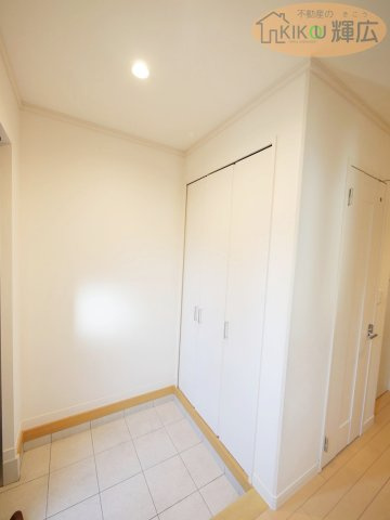 姫路市大塩町汐咲 中古戸建の玄関|ゆとりある玄関スペースは、朝の忙しい時間帯でもスムーズに出入り可能。
収納力のあるシューズボックス付きで、散らかりがちな玄関もすっきり。