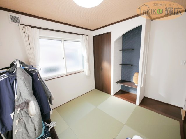 【和室】 | 姫路市大塩町汐咲 中古戸建 | 落ち着いた雰囲気の和室。
二面採光で明るく、心地よい空間となっております。
客間としてはもちろん、お子様の遊び場や寝室としても活用可能
季節を問わず快適にお過ごしいただけます