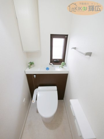 【トイレ】 | 姫路市大塩町汐咲 中古戸建 | 温水洗浄便座付きで快適にご使用いただけるトイレは、手洗いカウンターを備え来客時も安心。小窓付きで換気がしやすく、明るい空間となっております。